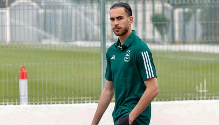 زروقي لاعب منتخب الجزائر