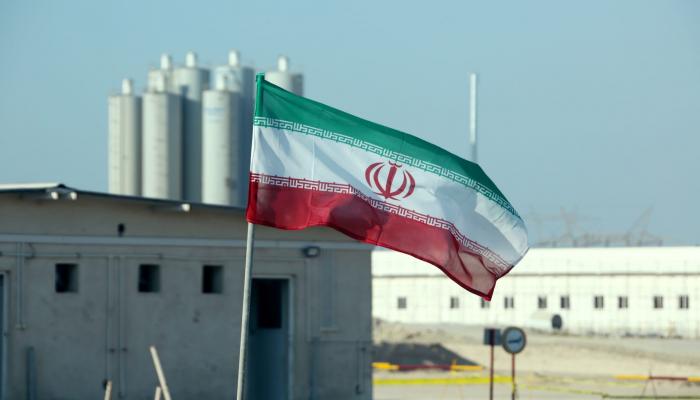 علم إيران فوق منشأة نووية
