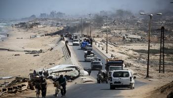نازحون فلسطينيون يفرون من غزة باتجاه المناطق الجنوبية من القطاع 