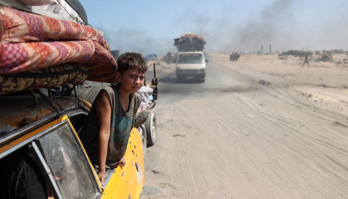 نازحون فلسطينيون يفرون من مدينة غزة
