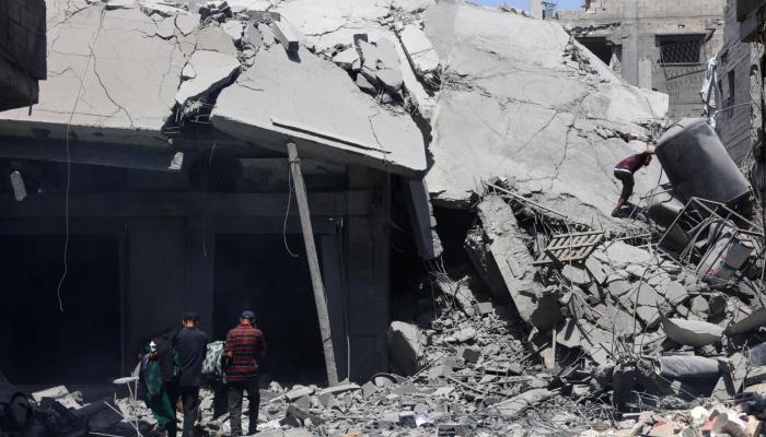 فلسطينيون ينقذون من تبقى من أغراضهم في حي الزيتون