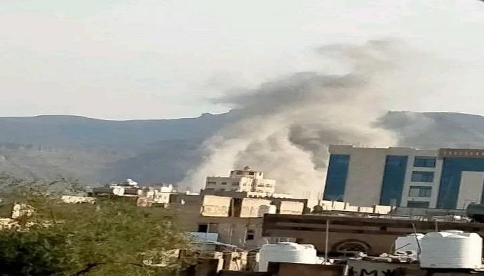آثار الغارة التي استهدفت قيادات الحوثي في صنعاء