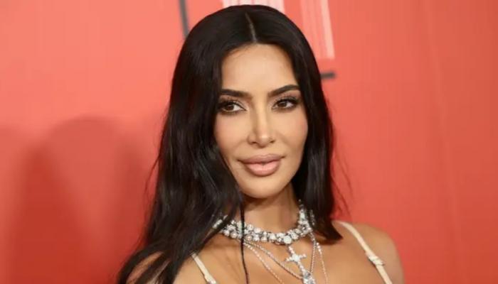 كيم كارداشيان.. أيقونة من المستقبل في أزياء &laquo;ميزون مارجييلا&raquo;