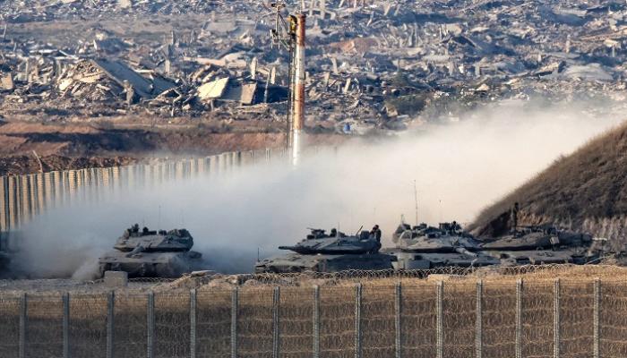دبابات للجيش الإسرائيلي تتحرك على طول الحدود مع قطاع غزة
