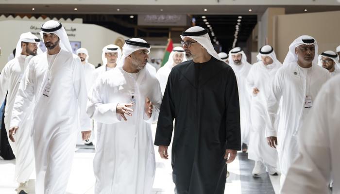 خالد بن محمد بن زايد يزور معرض الصيد والفروسية