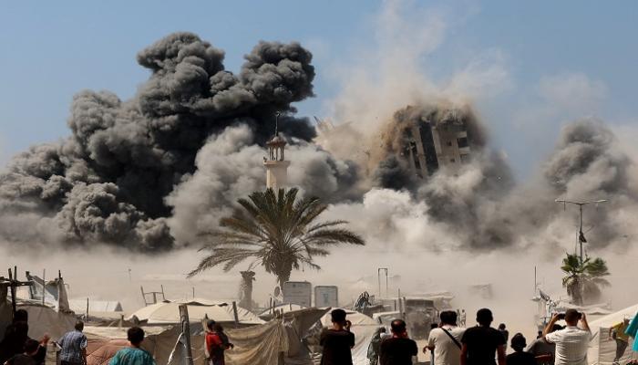 تصاعد الدخان خلال غارات إسرائيلية على برج في مدينة غزة