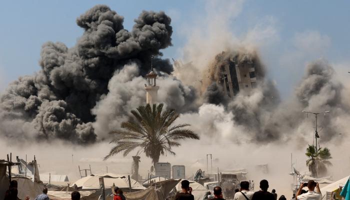 قصف إسرائيلي لبرج سكني قريب من خيام النازحين في مدينة غزة