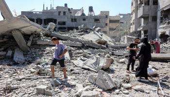 فلسطينيون يتفقدون الأنقاض بعد غارة إسرائيلية على مدينة غزة