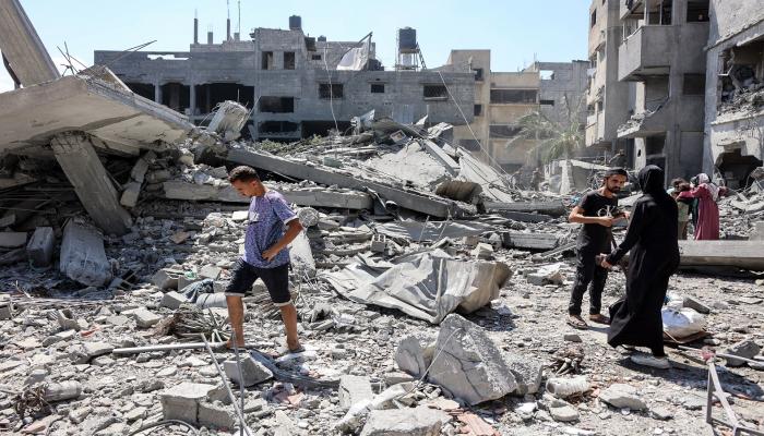 فلسطينيون يتفقدون الأنقاض بعد غارة إسرائيلية على مدينة غزة