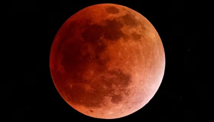  القمر اكتسى بحمرة داكنة في ظاهرة فلكية تُعرف بـ"القمر الدموي"