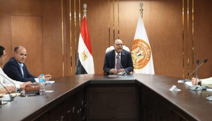 وزير العمل المصري خلال اجتماع لمناقشة تطبيق قانون العمل الجديد 