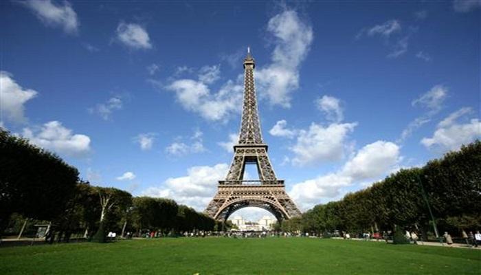 برج إيفل في العاصمة الفرنسية باريس - رويترز