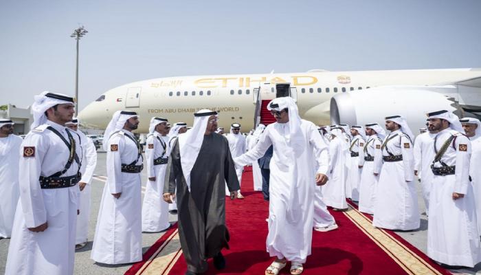 أمير قطر يستقبل الشيخ محمد بن زايد آل نهيان