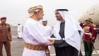 محمد بن زايد يصل إلى صلالة.. وسلطان عمان في مقدمة مستقبليه