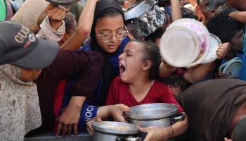 فلسطينيون يصطفون للحصول على وجبة بمخيم للنازحين في غزة