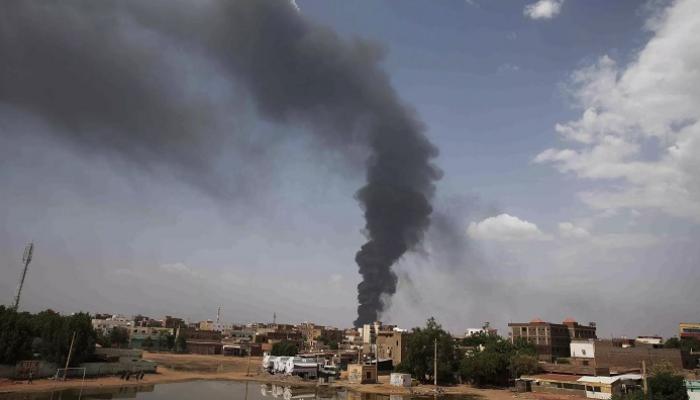 دخان يتصاعد جراء القتال في السودان