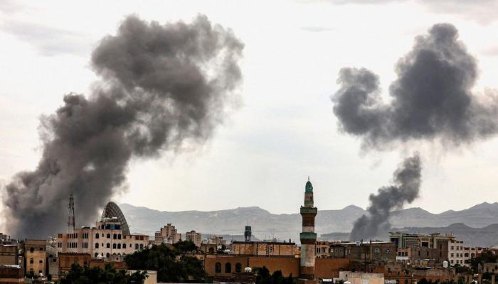 آثار قصف إسرائيلي سابق على مواقع حوثية - أرشيفية