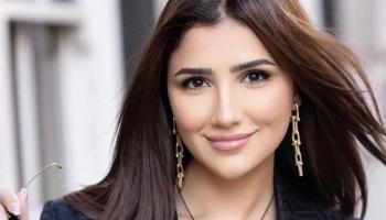 مي عمر من داخل سيارة فارهة