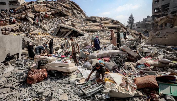 فلسطينيون فوق أنقاض منازلهم في غزة