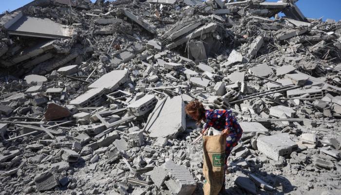 طفلة تبحث بين أنقاض برج مدمر في مدينة غزة