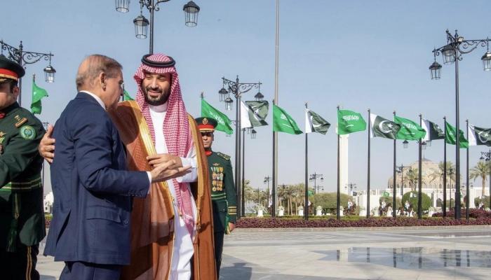 من استقبال محمد بن سلمان لرئيس وزراء باكستان