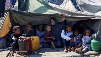 عائلة فلسطينية نازحة من مدينة غزة