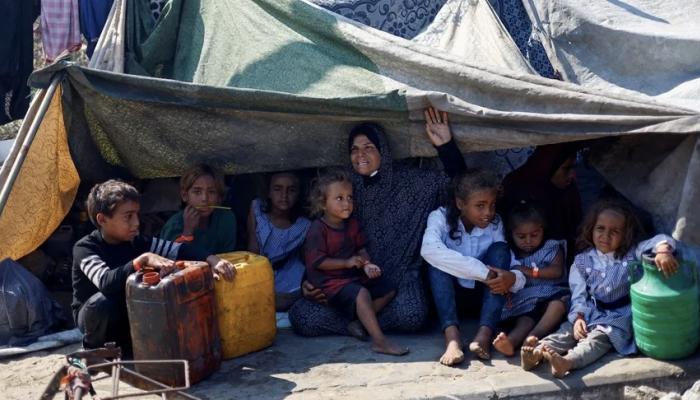 عائلة فلسطينية نازحة من مدينة غزة