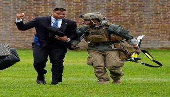 أحد عناصر الخدمة السرية مع جندي بريطاني