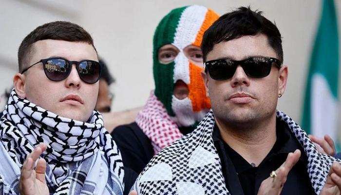 أعضاء بفرقة (نيكاب) الأيرلندية لموسيقى الراب