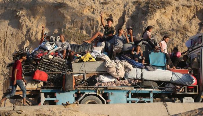 نازحون في غزة يرفعون علامة النصر