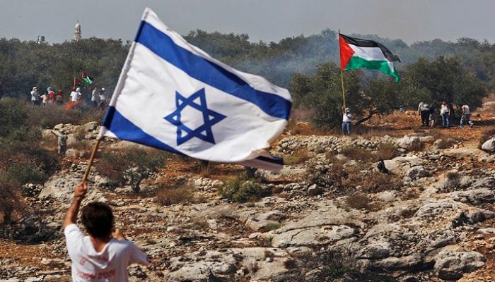 طفلان يرفعان علمي فلسطين وإسرائيل