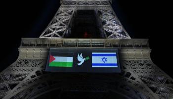 علما فلسطين وإسرائيل على برج إيفيل