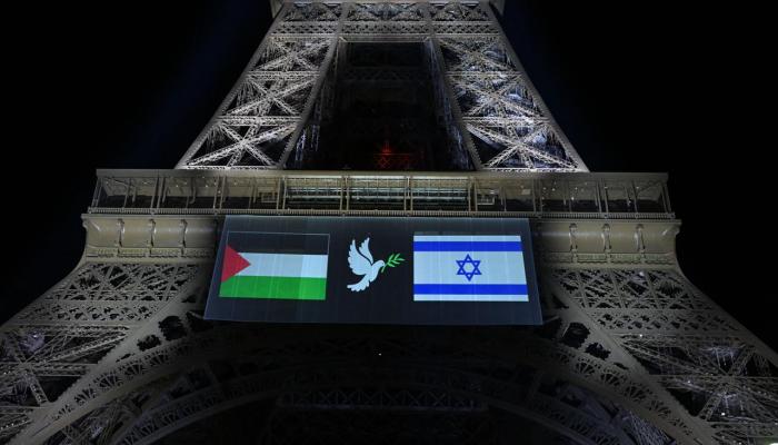 علما فلسطين وإسرائيل على برج إيفيل