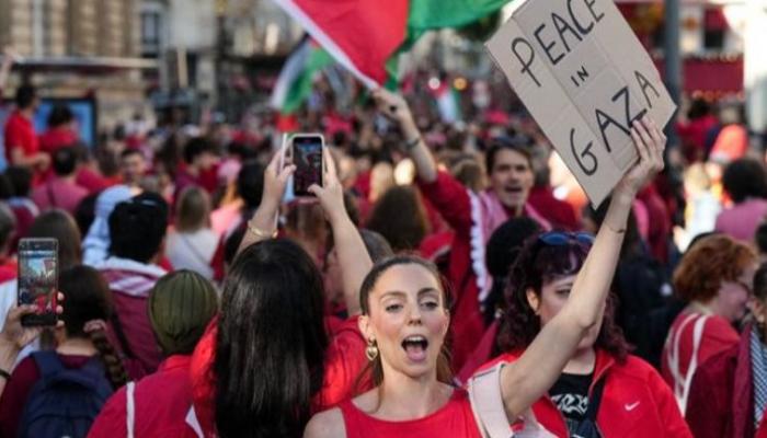 مظاهرة سابقة ترفع علم فلسطين في باريس