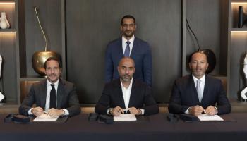 الشيخ سلطان بن أحمد بن سلطان القاسمي يشهد توقيع الصفقة 