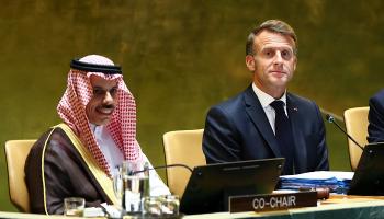 الرئيس الفرنسي إيمانويل ماكرون ووزير الخارجية السعودي الأمير فيصل بن فرحان