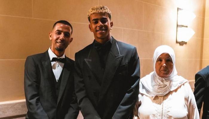 لامين يامال مع والده وجدته