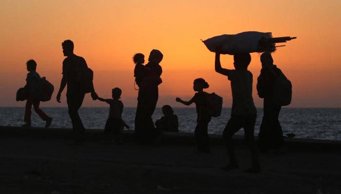 فلسطينيون ينزحون من مدينة غزة إلى الجنوب سيرا على الأقدام