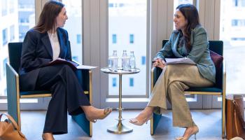 لانا نسيبة مع مساعدة الوزير للشؤون الأوروبية في قبرص