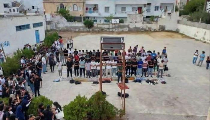 الطلاب يؤدون الصلاة داخل المدرسة