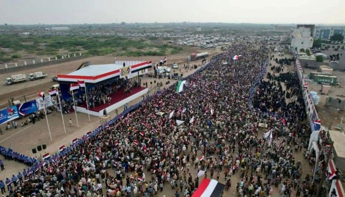 يمنيون خلال احتفالات بذكرى ثورة 26 سبتمبر