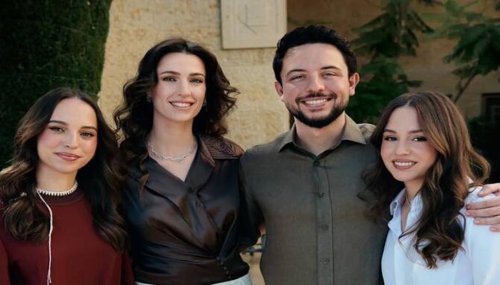 إطلالة الأميرة رجوة في عيد ميلاد الأميرتين سلمى وإيمان
