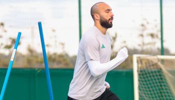 عبدلي لاعب منتخب الجزائر