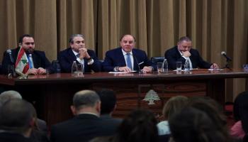 حاكم مصرف لبنان يتوسط مسؤولين آخرين