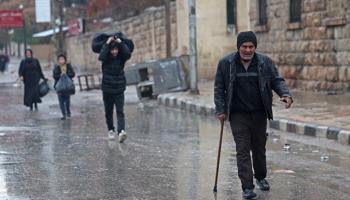 سوريون ينزحون من أحياء في حلب 