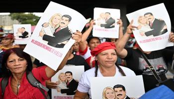 متظاهرون في فنزويلا يرفعون صور نيكولاس مادورو وزوجته