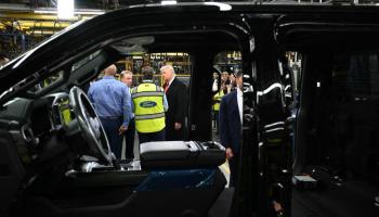 ترامب خلال جولته في مصنع السيارات