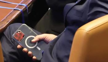 ملصقات على هاتف نتنياهو 