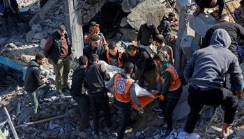 فرق الدفاع المدني في غزة تنتشل جثمان قتيل فلسطيني في قصف إسرائيلي