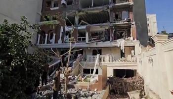 جانب من الانفجار الذي وقع في مبنى سكني بإيران